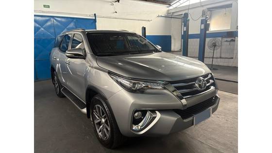 TOYOTA HILUX SW4 2.8 SRX 4X4 7 LUGARES 16V TURBO INTERCOOLER DIESEL 4P AUTOMÁTICO